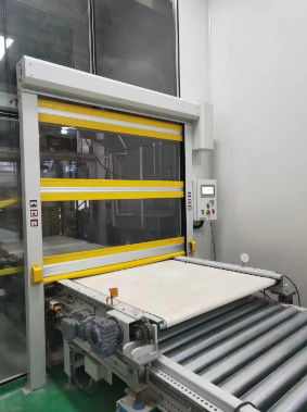 kupować Linia montażowa szybkie drzwi przemysłowe z zasłoną PVC przezroczyste okno online manufacture