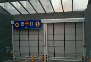 kupować Ciemno niebieskie pionowe drzwi podnośnikowe z tkaniny dla przemysłu lotniska stocznie online manufacture