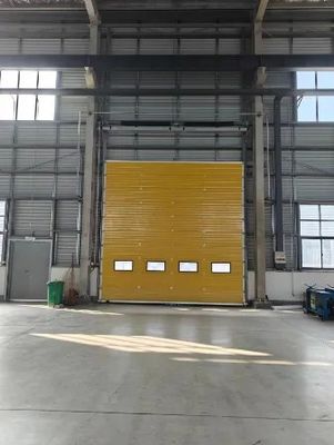 kupować Insulated Industrial Sectional Doors with 40mm Thickness and AC 220V-240V Motor for Secure and Wind-Resistant Applications online manufacture