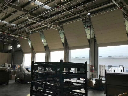 kupować Przesuwna przemysłowa drzwi segmentowe z płaskim wykończeniem powierzchni, odpowiednie do fabryk i komercyjnych magazynów online manufacture