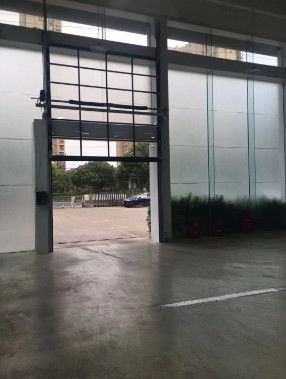 Przejrzyste drzwi przemysłowe aluminiowe sekcyjne do sal wystawienniczych ochrony przeciwpożarowej