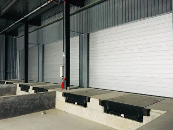 Elektryczny hydrauliczny ładowarka poziomująca dok Ładunek dynamiczny 6800kg / ładunek statyczny 13600kg