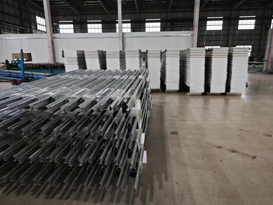 Izolowane drzwi sekcjonalne mogą być połączone z platformą załadunku i rozładunku