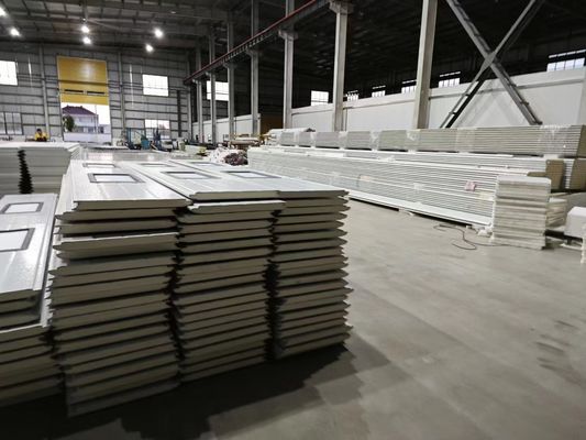 Izolowane drzwi sekcjonalne mogą być połączone z platformą załadunku i rozładunku