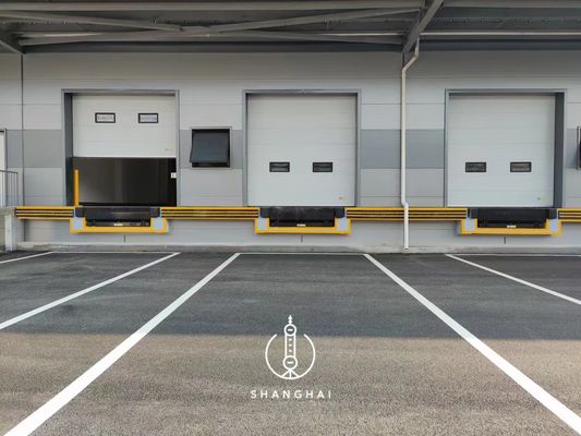 Automatyczna izolacja termiczna Płytka stalowa malowana z metalu zewnętrzna sekcja przesuwna podnoszenie drzwi powietrzne