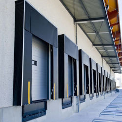 Mechaniczne schronienie przystani chroni towary i oszczędza energię podczas załadunku