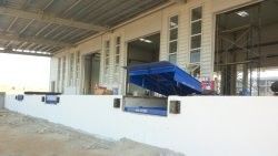 Bezpieczne ładowanie na zimno Premium Hydraulic Dock Levelers, zaprojektowane z powierzchnią odporną na poślizg i dostosowanymi wymiarami, zapewniające bezpieczeństwo i precyzję w zastosowaniach subzerowych
