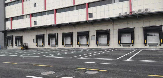 Logistyka Izolowane drzwi sekcjonalne Drzwi magazynowe przemysłowe