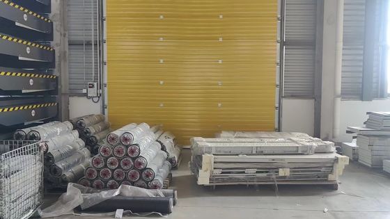 Zamówione drzwi garażowe sekcjonalne RAL9002 z skrzynką sterowania interfejsem maszyny ludzkiej